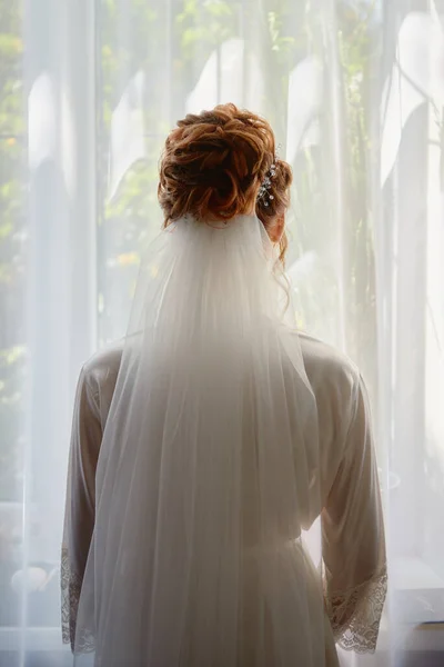 Portréja Gyönyörű Menyasszony Fehér Selyem Öltözködés Göndör Frizura Fátyol Áll — Stock Fotó