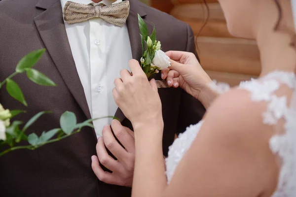 Detailní Záběr Nevěsty Jak Obléká Boutonniere Ženichova Smokingu Kopíruje Prostor — Stock fotografie