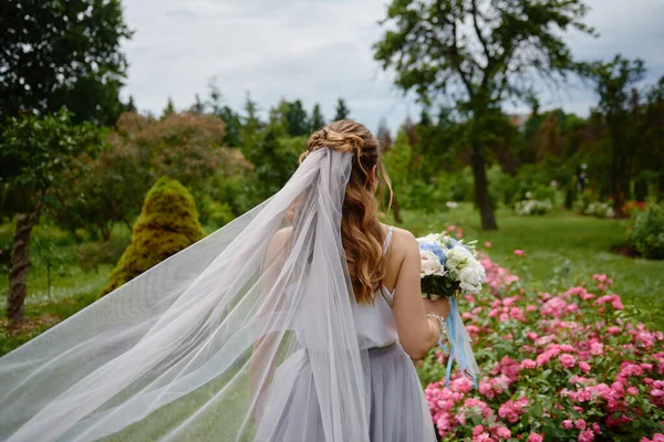 Portrét Krásné Nevěsty Fialových Svatebních Šatech Kyticí Květin Kráčejících Zahradě — Stock fotografie