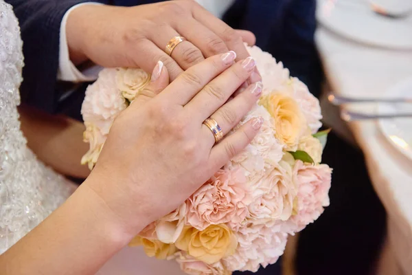 Νυφικά Χέρια Βέρες Νυφικό Μπουκέτο Φωτοτυπικός Χώρος Γαμήλιο Ζευγάρι Νύφη — Φωτογραφία Αρχείου