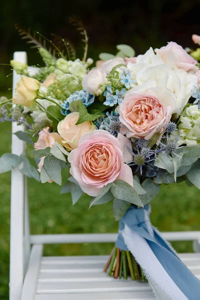 Close Bridal Bouquet Pink Roses Blue Flowers Greenery White Wood — Stock Photo, Image