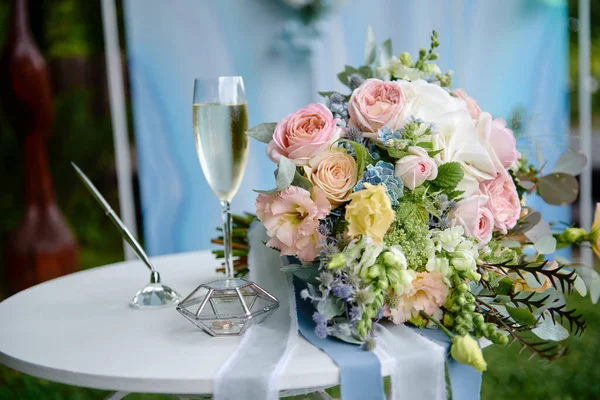 Close Buquê Nupcial Flores Rosa Azul Copo Champanhe Anéis Casamento — Fotografia de Stock