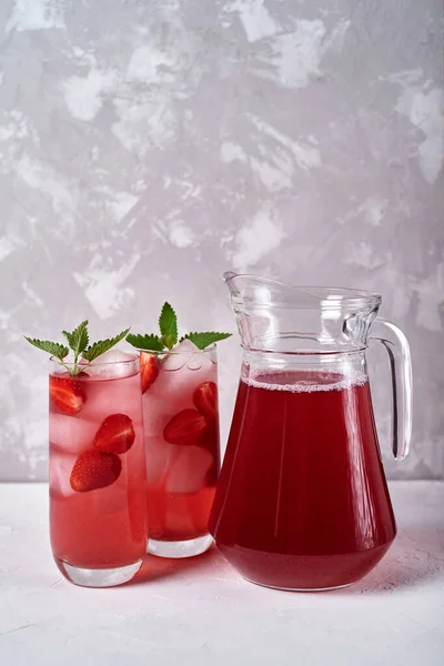 Färsk Jordgubbslemonad Med Och Mynta Glas Och Kanna Vitt Bord — Stockfoto