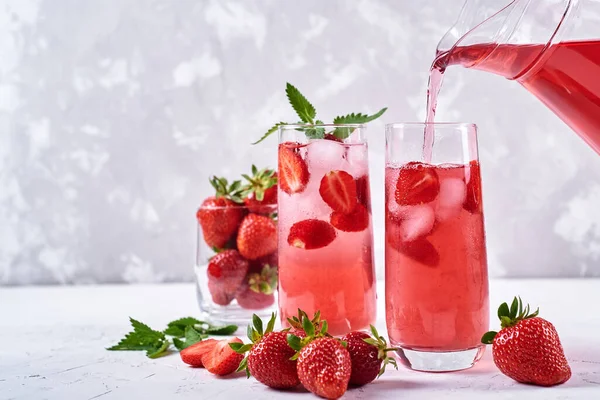 Strawberry Lemonade Pouring Glass Jug Cocktail Strawberry Ice Mint Glasses — Stock Photo, Image