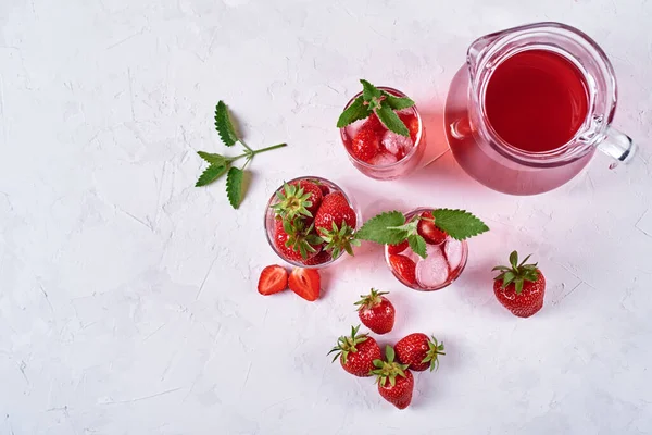 Frische Erdbeer Limonade Mit Eis Gläsern Und Kanne Auf Weißem — Stockfoto