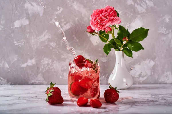 Frische Erdbeer Limonade Mit Eis Minze Und Papierstroh Glitzerndem Glas — Stockfoto