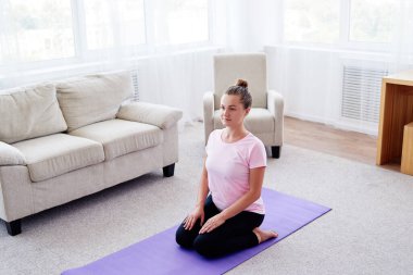 Kız virasana pozisyonda oturan ve ev iç meditasyon, kopya alanı. Ev yogası yapan kadın. Fitness, spor ve sağlıklı yaşam tarzı kavramı