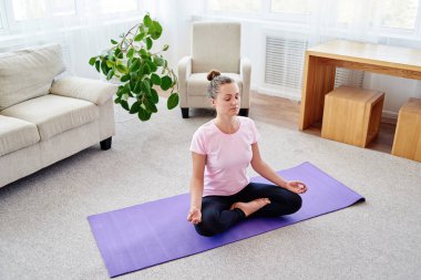 Lotus pozisyonda oturan ve, meditasyon kız iç ev, uzay kopyalayın. Padmasana. Kadın evde yoga uygulamak. El jest meditasyon içinde kapatın. Özgürlük kavramı