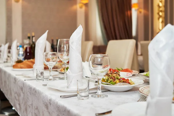 Tafelset Met Borden Witte Servetten Bestek Tafel Kopieerruimte Plaats Bij — Stockfoto