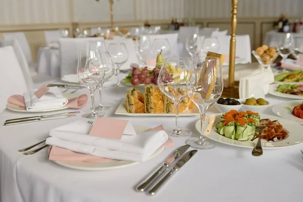 Tafelopstelling Met Blanco Gastenkaart Wit Bord Met Roze Servet Bestek — Stockfoto