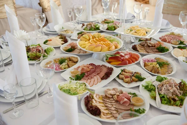 Table Served Wedding Banquet Restaurant Table Set Plates White Serviettes — Stock Photo, Image