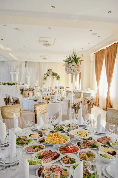 Masă Servită Pentru Banchet Nuntă Restaurant Set Masă Plăci Serviette — Fotografie, imagine de stoc