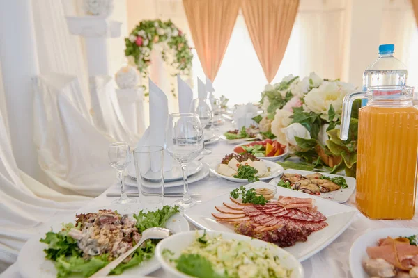 Tafel Geserveerd Voor Bruiloftsbanket Restaurant Tafelset Met Borden Witte Servetten — Stockfoto