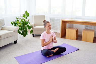 Lotus pozisyonda oturan ve, meditasyon kız iç ev, uzay kopyalayın. Padmasana. Kadın evde yoga uygulamak. El jest meditasyon içinde kapatın. Özgürlük kavramı