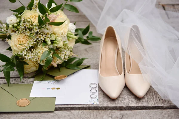 Роскошный Набор Свадебных Приглашений Обручальных Колец Элегантной Обуви Невесты Свадебного — стоковое фото