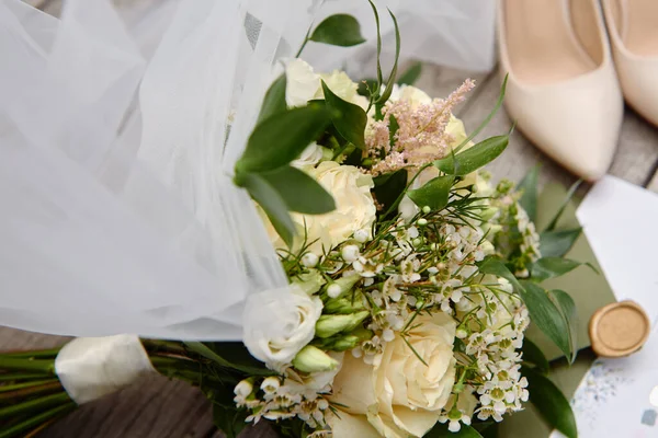 Роскошный Набор Свадебного Букета Свадебные Приглашения Кольца Элегантные Туфли Невесты — стоковое фото