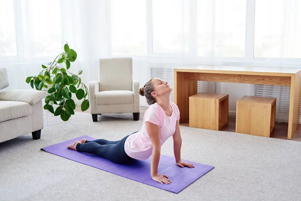 Retrato Una Mujer Joven Practicando Yoga Casa Interior Espacio Para — Foto de Stock