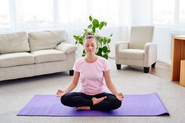 Lotus pozisyonda oturan ve, meditasyon kız iç ev, uzay kopyalayın. Padmasana. Kadın evde yoga uygulamak. El jest meditasyon içinde kapatın. Özgürlük kavramı