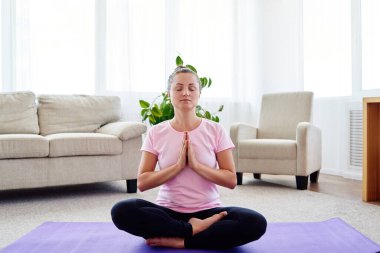 Lotus pozisyonda oturan ve, meditasyon kız iç ev, uzay kopyalayın. Padmasana. Kadın evde yoga uygulamak. El jest meditasyon içinde kapatın. Özgürlük kavramı