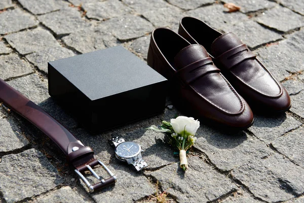 Kahverengi Erkek Ayakkabılarını Kemerini Saatini Yaka Çiçeğini Taş Arka Planda — Stok fotoğraf