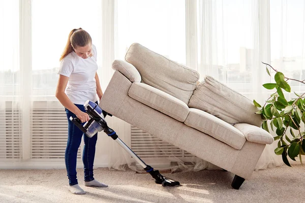 Portrait Young Woman White Shirt Jeans Cleaning Carpet Vacuum Cleaner — Stock Photo, Image
