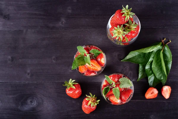Infundiertes Wasser Mit Erdbeere Und Minze Funkelnden Gläsern Auf Holzschwarzem — Stockfoto