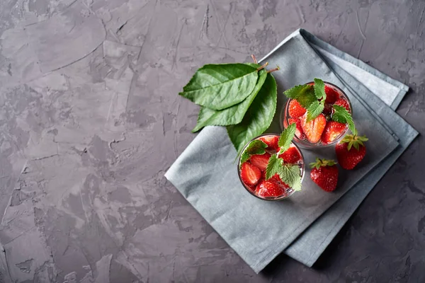 Wasser Mit Erdbeere Und Minze Funkelnden Gläsern Auf Grauer Serviette — Stockfoto