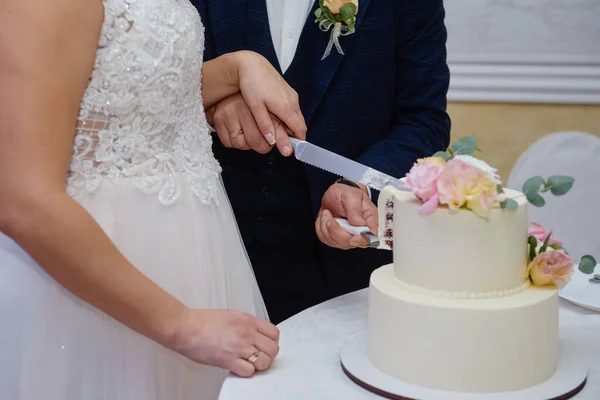 Boldog Menyasszony Vőlegény Vágott Esküvői Torta Díszített Friss Virágok Étteremben — Stock Fotó