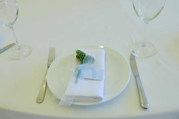 Conjunto Mesa Com Cartão Convidado Branco Prato Com Guardanapo Branco — Fotografia de Stock