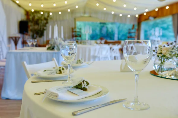 餐桌设有空白名片 餐桌上有餐巾纸和餐具盘 复制空间 婚礼接待处的位置设置 餐桌在餐馆举行婚宴 — 图库照片