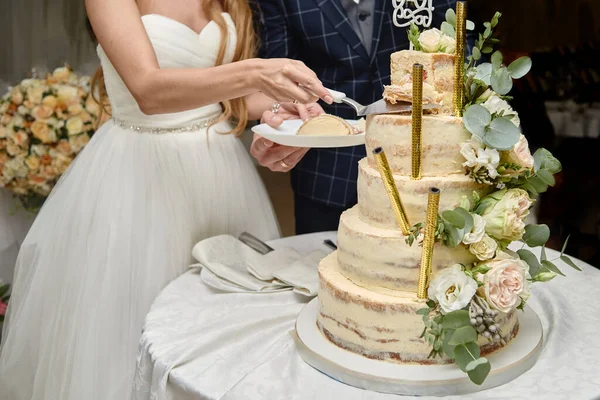 幸せな花嫁と新郎はレストランで新鮮な花で飾られた大きな結婚式のケーキをカットし スペースをコピーします 結婚式パーティー — ストック写真
