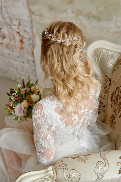 Свадебная Прическа Невесты Драгоценностями Вид Сзади Блондинка Вьющимися Волосами Свадебный — стоковое фото