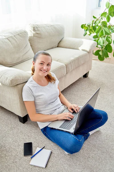Portret Uśmiechniętej Młodej Kobiety Siedzącej Podłodze Piszącej Laptopie Domu Przestrzeń — Zdjęcie stockowe