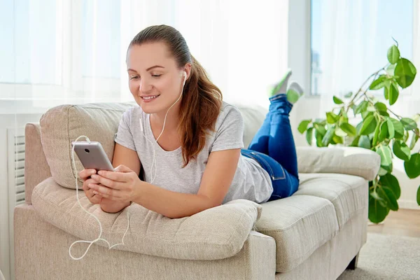 Mujer Escuchando Música Auriculares Mientras Está Acostada Sofá Habitación Casa — Foto de Stock