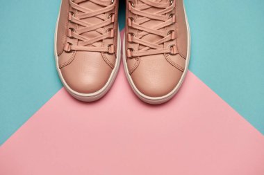 Pastel arka planda zarif pembe kadın ayakkabıları, kopyalama alanı. Pembe ve mavi arka planda yeni ayakkabılar. Güzellik ve moda konsepti. Düz yerde, üst tarafta. Tepeden çekim 
