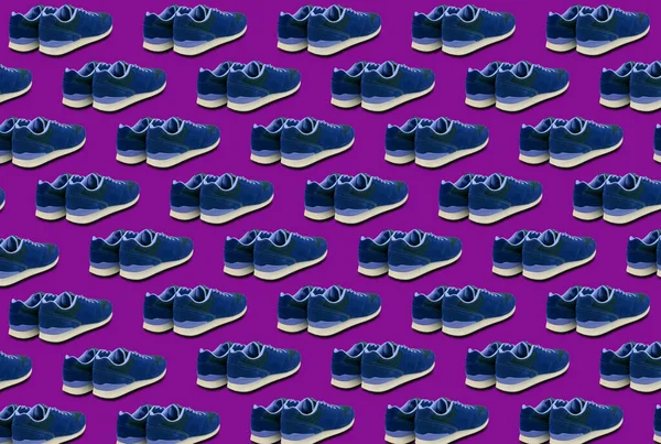 Традиционный Цветной Узор Синих Спортивных Ботинок Ярко Фиолетовом Фоне Концепция — стоковое фото
