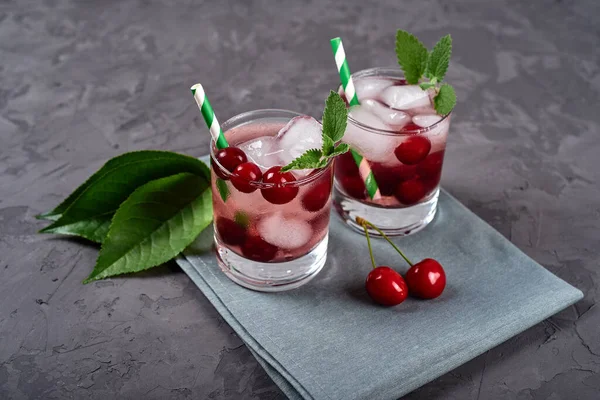 Frische Kirschlimonade Mit Eis Minze Und Papierstroh Funkelnden Gläsern Auf — Stockfoto