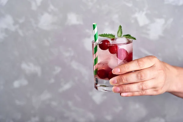 Frau Hält Frische Kirschlimonade Mit Eis Minze Und Stroh Glas — Stockfoto