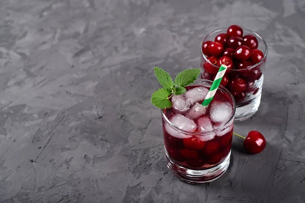 Frische Kirschlimonade Mit Eis Minze Und Papierstroh Funkelnden Gläsern Auf — Stockfoto