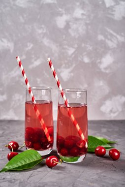 Masada kağıt kamışla taze vişneli limonata, kopyalama alanı. Soğuk yaz içkisi. Meyve kokteyli ve köpüklü bardak.