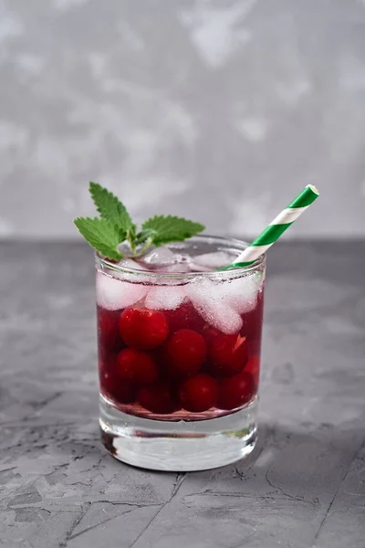 Frische Kirschlimonade Mit Eis Minze Und Papierstroh Glitzerndem Glas Auf — Stockfoto