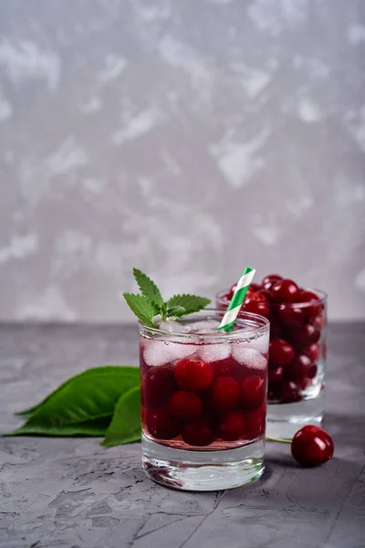 Frische Kirschlimonade Mit Eis Minze Und Papierstroh Funkelnden Gläsern Auf — Stockfoto