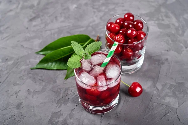 Frische Kirschlimonade Mit Eis Minze Und Papierstroh Funkelnden Gläsern Auf — Stockfoto