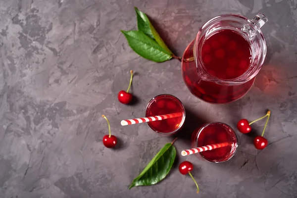 Frische Kirsch Limonade Gläsern Mit Papierhalmen Und Krug Auf Grauem — Stockfoto