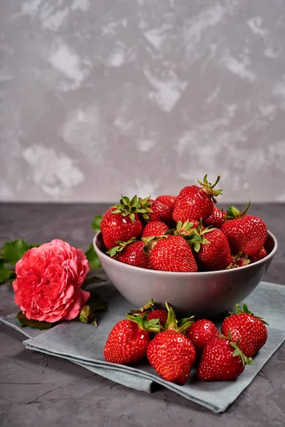 Red Ripe Strawberries Gray Ceramic Bowl Linen Table Napkin Pink — Stock Photo, Image