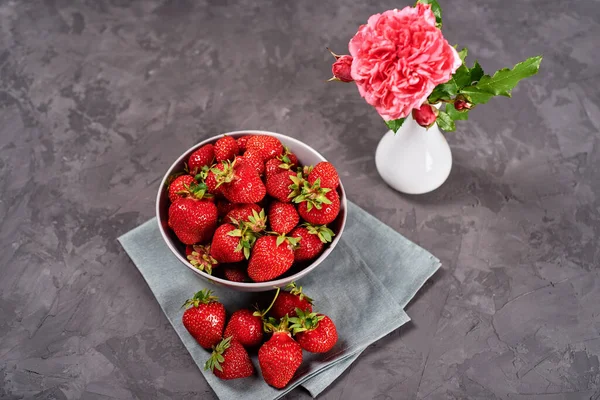 Ripe Strawberries Ceramic Bowl Linen Table Napkin Pink Rose Vase — Stock Photo, Image