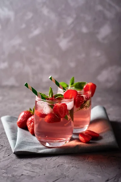 Frische Erdbeer Limonade Mit Eis Minze Und Papierstroh Funkelnden Gläsern — Stockfoto