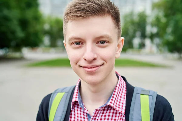 大学の屋外に対するバックパックと幸せな笑顔の若い学生の肖像画 コピースペース — ストック写真