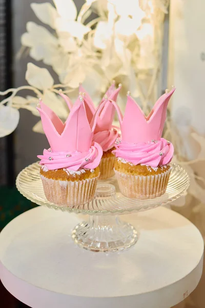 Cupcakes Vanille Rose Sur Support Verre Espace Copie Table Dessert — Photo