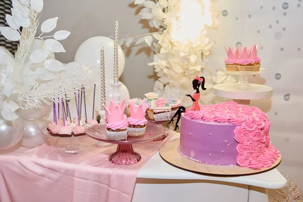 Schokoriegel Serviert Mit Rosa Kuchen Cupcakes Kerzen Und Luftballons Auf — Stockfoto